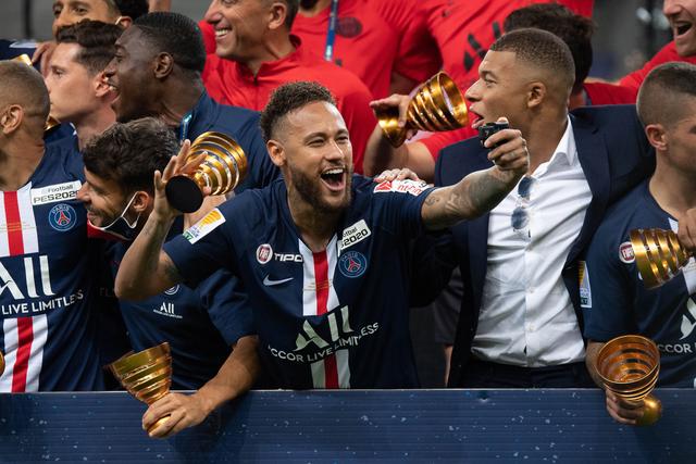 阿诺德坚持要35万镑周薪，利物浦提供合同25万镑